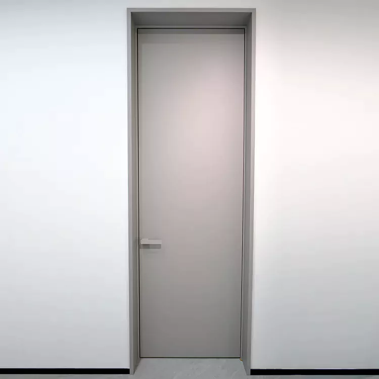 Minimalistična nihajna notranja vrata